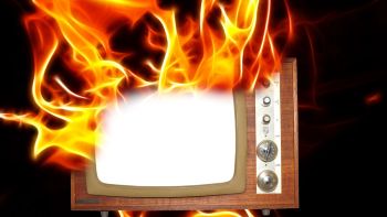 Bildmontage: Brennendes Fernsehgerät