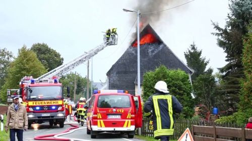Flammen aus dem Dach des Bauernhauses | Rechte: Jens Uhlig