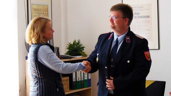 Glückwünsche von Wahlleiterin Alexandra Lorenz-Kuniß an den wiedergewählten stellvertretenden Ortswehrleiter Sven Schimmel