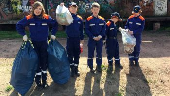 JF-Mitglieder zeigen die gefüllten Müllsäcke | Foto: FF Lugau/Schimmel